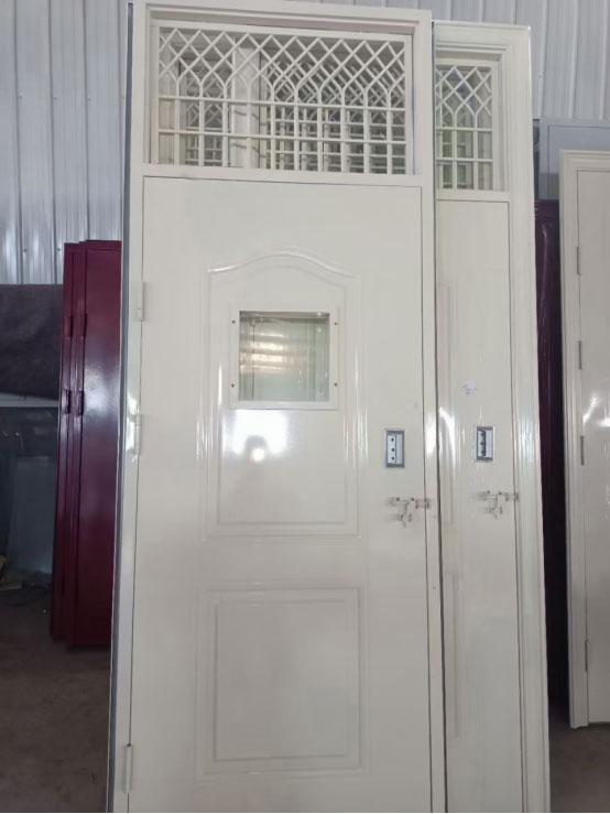 阿图什学校教室门