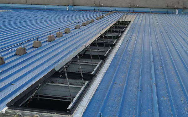 某城市大型商业综合体中庭阿图什排烟窗工程